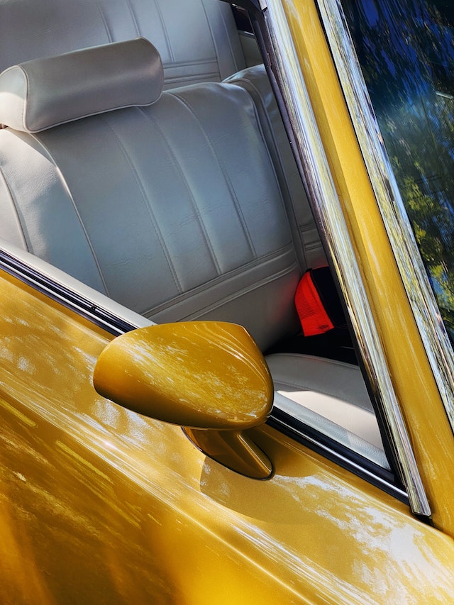 Zlaté auto s koženým interiérem